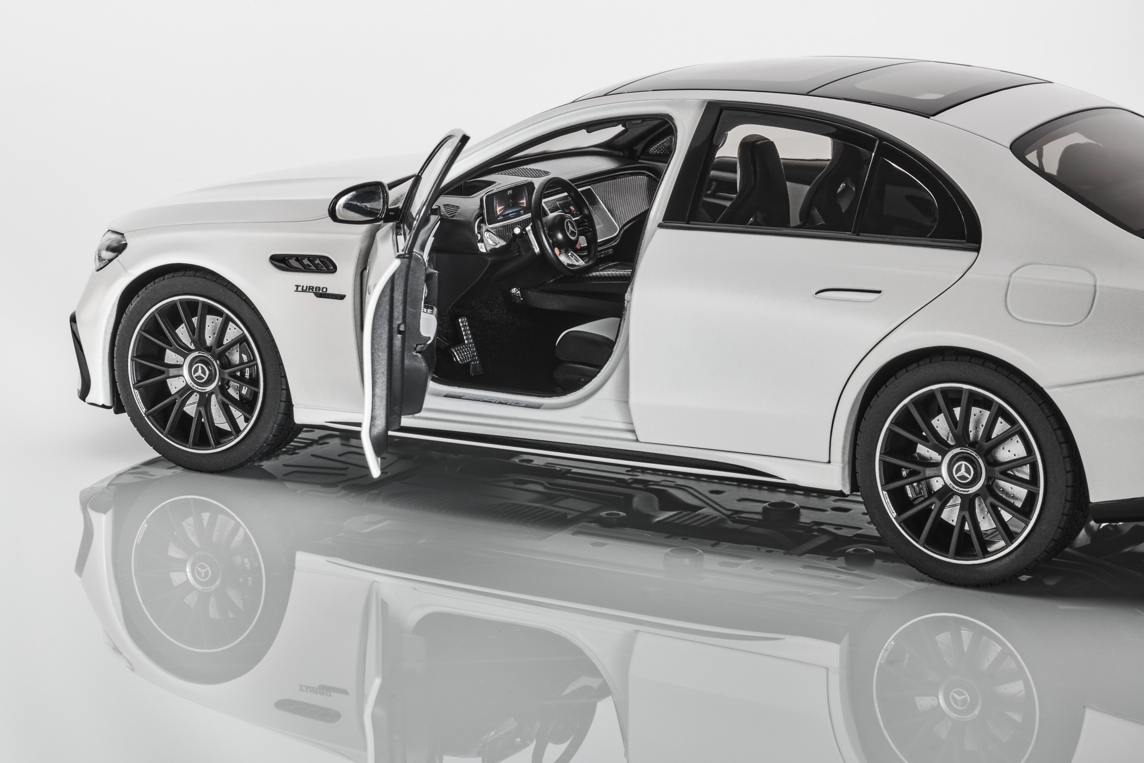 Mercedes-AMG E 53, Hybrid, 4MATIC+, W214 - MANUFAKTUR opalite white magno, NZG, 1:18